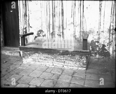 Bank im Flur an Mission San Juan Capistrano, Kalifornien, ca.1908 Stockfoto