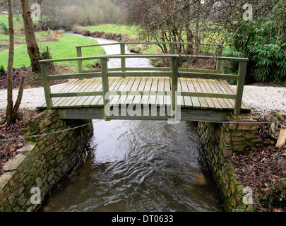 Kleine hölzerne Brücke über den River, Cornwall, UK Stockfoto