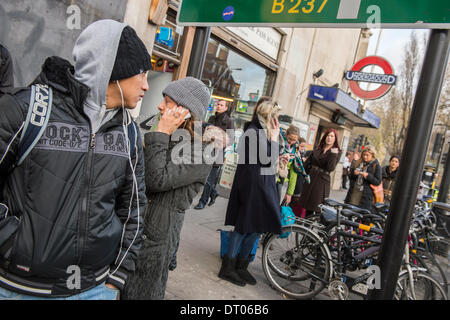 London, UK. 5. Februar 2014. Der 48-Stunden-Streik am Londoner U-Bahn Ursachen Störungen für Pendler im Bereich Clapham.  Es gibt lange Warteschlangen für Busse, Verkehr ist knurrte Levelaufstiege und Menschen sind gezwungen, zu Fuß von Clapham South Clapham common Station, wo sie auf die noch laufenden Northern Line Zugriff. Clapham Common, London, UK 5. Februar 2014. Bildnachweis: Guy Bell/Alamy Live-Nachrichten Stockfoto