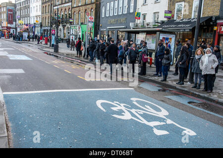 London, UK. 5. Februar 2014. Der 48-Stunden-Streik am Londoner U-Bahn Ursachen Störungen für Pendler im Bereich Clapham.  Es gibt lange Warteschlangen für Busse (Richtung stadtauswärts ist so schlecht wie in - Verkehr frei aber keine Busse gehen), Verkehr ist knurrte-Up und Menschen sind gezwungen, zu Fuß von Clapham South Clapham common Station, wo sie immer noch in Betrieb Northern Line zugreifen können. Clapham Common, London, UK 5. Februar 2014. Bildnachweis: Guy Bell/Alamy Live-Nachrichten Stockfoto