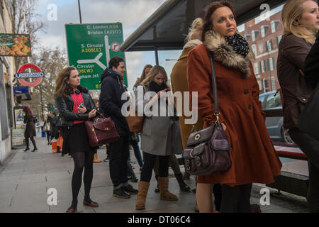 London, UK. 5. Februar 2014. Der 48-Stunden-Streik am Londoner U-Bahn Ursachen Störungen für Pendler im Bereich Clapham.  Es gibt lange Warteschlangen für Busse, Verkehr ist knurrte Levelaufstiege und Menschen sind gezwungen, zu Fuß von Clapham South Clapham common Station, wo sie auf die noch laufenden Northern Line Zugriff. Clapham Common, London, UK 5. Februar 2014. Bildnachweis: Guy Bell/Alamy Live-Nachrichten Stockfoto