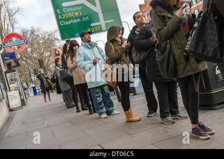 London, UK. 5. Februar 2014. Der 48-Stunden-Streik am Londoner U-Bahn Ursachen Störungen für Pendler im Bereich Clapham.  Es gibt lange Warteschlangen für Busse, Verkehr ist knurrte Levelaufstiege und Menschen sind gezwungen, zu Fuß von Clapham South Clapham common Station, wo sie auf die noch laufenden Northern Line Zugriff. Clapham Common, London, UK 5. Februar 2014. Bildnachweis: Guy Bell/Alamy Live-Nachrichten Stockfoto