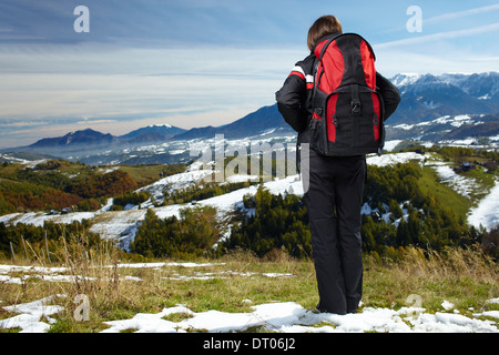 Frau Wanderer mit Rucksack in Horizont in den Bergen suchen Stockfoto