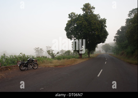 Royal Enfield NH 17 Mumbai Goa unterwegs im Morgennebel Stockfoto