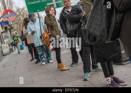 London, UK. 5. Februar 2014. Der 48-Stunden-Streik am Londoner U-Bahn Ursachen Störungen für Pendler im Bereich Clapham.  Es gibt lange Warteschlangen für Busse, Verkehr ist knurrte Levelaufstiege und Menschen sind gezwungen, zu Fuß von Clapham South Clapham common Station, wo sie auf die noch laufenden Northern Line Zugriff. Clapham Common, London, UK 5. Februar 2014. Bildnachweis: Guy Bell/Alamy Live-Nachrichten Stockfoto