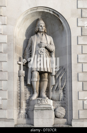 London, England, Vereinigtes Königreich. Statue von Bartolomeu / Bartholomew Dias (portugiesischer Seefahrer und Entdecker) an Fassade des South Africa House, Trafalgar Sq Stockfoto