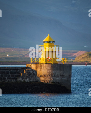 Kleiner Leuchtturm im Hafen von Reykjavik, Island. Stockfoto