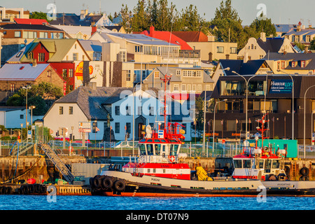 Fischkutter mit Gebäuden im Hintergrund, Reykjavik Island. Stockfoto