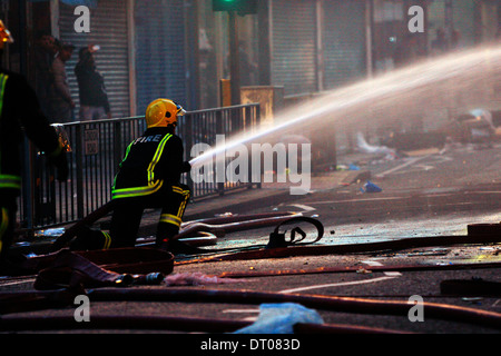 Feuer-Besatzungen besuchen ein Brandanschlag auf ein Gebäude in Croydon South London Vereinigtes Königreich während der London-Unruhen im August 2011 Stockfoto