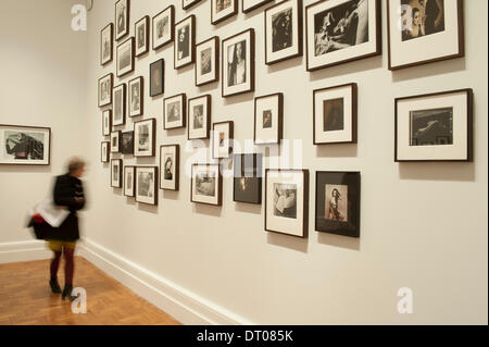 National Portrait Gallery, London UK. 5. Februar 2014. Drücken Sie View - öffnet Wahrzeichen Ausstellung des Werkes von David Bailey 6 Februar bis 1. Juni, gesponsert von Hugo Boss.Over 300 Porträts, viele ikonische, einschließlich der Zimmer, die Rolling Stones, Baileys Reisen und Symbole der Mode und der Kunst gewidmet. Bilder sind nur für Presse/Redaktion. Bildnachweis: Malcolm Park Leitartikel/Alamy Live-Nachrichten Stockfoto