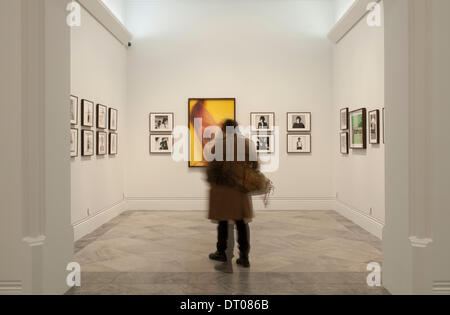 National Portrait Gallery, London UK. 5. Februar 2014. Drücken Sie View - öffnet Wahrzeichen Ausstellung des Werkes von David Bailey 6 Februar bis 1. Juni, gesponsert von Hugo Boss.Over 300 Porträts, viele ikonische, einschließlich der Zimmer, die Rolling Stones, Baileys Reisen und Symbole der Mode und der Kunst gewidmet. Bilder sind nur für Presse/Redaktion. Bildnachweis: Malcolm Park Leitartikel/Alamy Live-Nachrichten Stockfoto