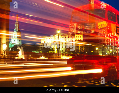 Routemaster Bus bei Nacht-London-UK Stockfoto