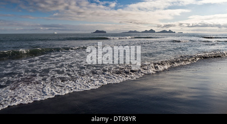 Wellen an der Küste am Bakkafjara Beach, South Coast, Island. Stockfoto