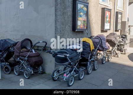 Kinderwagen aufgereiht außen, Reykjavik, Island Stockfoto