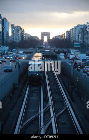 Arc de Triomphe von La Défense, speziell gebaute Geschäft und finanziellen Bezirk von Paris, Frankreich gesehen. Stockfoto