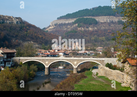 Brücke am Fluss Yantra, Dorf und die Kirche des Heiligen Demetrius von Thessaloniki im Hintergrund (Bulgarien) Stockfoto