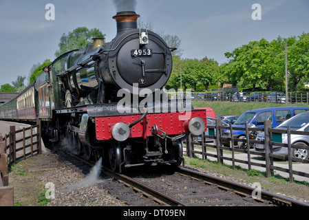 Erhalten ex-GWR Lok zieht 4953 Pitchford Hall aus Rothley Station auf der Great Central Railway in Leicest Stockfoto