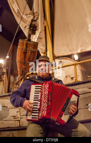 Mann, spielt das Akkordeon von The Hering-Ära-Museum in Siglufjordur, Island. Stockfoto