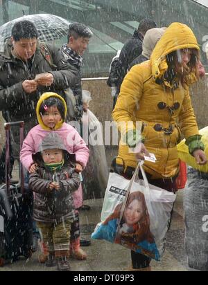 Zhengzhou, China Henan Provinz. 5. Februar 2014. Passagiere darauf vorbereiten, einen Bus am Busbahnhof in Zhengzhou, Hauptstadt der Provinz Zentral-China Henan, 5. Februar 2014 an Bord. Prognosen zufolge wird Schneefall in weiten Teilen von Henan in den kommenden drei Tagen nach seinem Debüt in Zhengzhou frühen Mittwoch dauern noch mehr Druck auf Migranten hin-und Rückfahrt. Bildnachweis: Wang Song/Xinhua/Alamy Live-Nachrichten Stockfoto