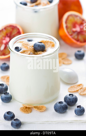 Nahaufnahme Og ein Glas voll Joghurt Stockfoto