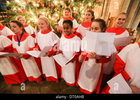 ELY KATHEDRALE MÄDCHENCHOR PROBEN FÜR DIE CHRISTMAS CAROL SERVICE. Stockfoto