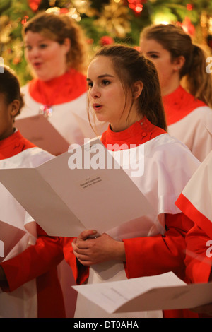 ELY KATHEDRALE MÄDCHENCHOR PROBEN FÜR DIE CHRISTMAS CAROL SERVICE. Stockfoto