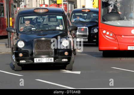 London, England, Vereinigtes Königreich. London Taxi Taxis und roten bus Stockfoto