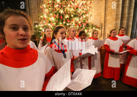 ELY KATHEDRALE MÄDCHENCHOR PROBEN FÜR DIE CHRISTMAS CAROL SERVICE. Stockfoto