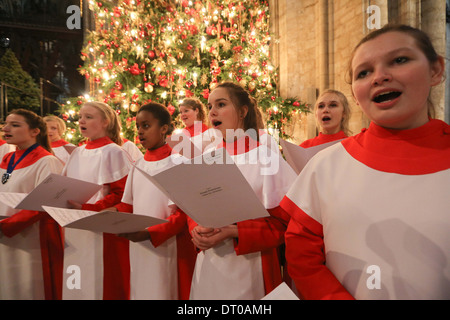 ELY KATHEDRALE MÄDCHENCHOR PROBEN FÜR DIE CHRISTMAS CAROL SERVICE. Stockfoto