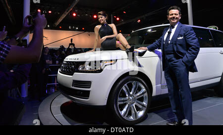 Neu-Delhi, Indien. 5. Februar 2014. Bollywood-Schauspielerin Priyanka Chopra posiert für ein Foto auf der Motorhaube eines Autos Range Rover auf der Auto Expo in Greater Noida in Uttar Pradesh, Indien, am 5. Februar 2014. Bildnachweis: Partha Sarkar/Xinhua/Alamy Live-Nachrichten Stockfoto