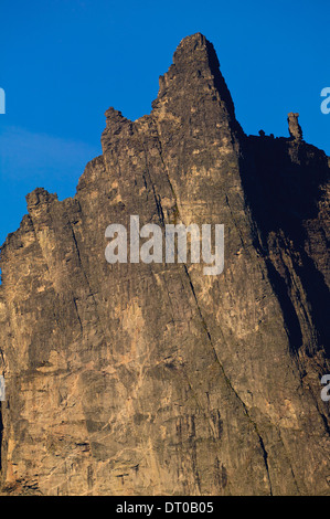 Am frühen Morgen Licht auf dem Gipfel Brudgommen oberhalb der 3000 Fuß vertikal Trollmauer im Tal Romsdalen, Møre og Romsdal, Norwegen. Stockfoto