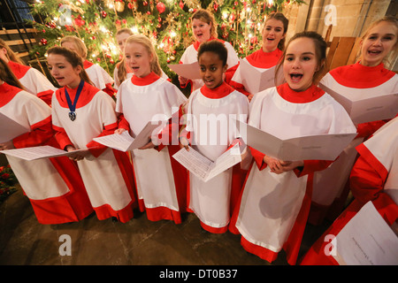 ELY KATHEDRALE MÄDCHENCHOR PROBEN FÜR DIE CHRISTMAS CAROL SERVICE. Stockfoto