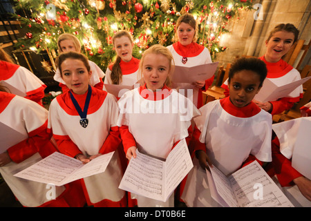 ELY KATHEDRALE MÄDCHENCHOR PROBEN FÜR DIE CHRISTMAS CAROL SERVICE. Stockfoto