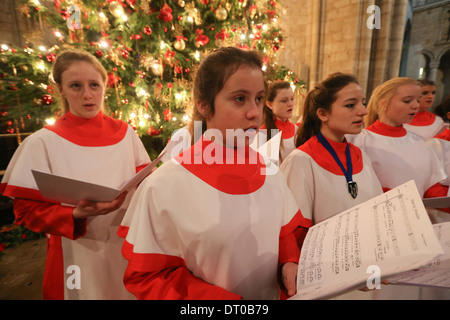 ELY KATHEDRALE MÄDCHENCHOR PROBEN FÜR DIE CHRISTMAS CAROL SERVICE. Stockfoto