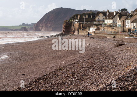 Sidmouth, Devon, England. Februar 2014. Sidmouth Strand, Jura-Küste und Promenade. Stockfoto