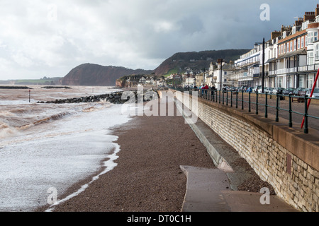 Sidmouth, Devon, England. Februar 2014. Sidmouth Strand, Jura-Küste und Promenade. Stockfoto