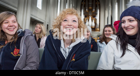 Teenager-Mädchen in der Kirche Hallgrimskirkja, Reykjavik, Island Stockfoto