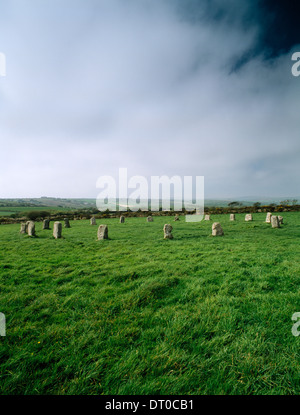 Blick vom Steinkreis SE Merry Maidens, Boleigh, Cornwall: 19 gleichmäßig Steinen bis auf eine breitere Kluft der Eingang im Osten (R). Stockfoto