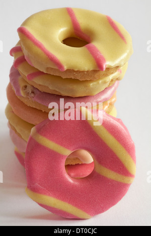Haufen von Fox Mini Party Ringe Kekse setzen auf weißem Hintergrund Stockfoto
