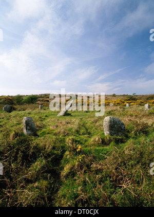 Blick vom SSE des mittleren Teils der Seilfahrt-UN-Steinkreis, St Buryan, Cornwall: Oval 19 Steine mit einer Säule aus der Mitte. Stockfoto