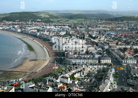 Ansicht von Llandudno Stadtzentrum (im Vordergrund) aus den Great Orme. Stockfoto