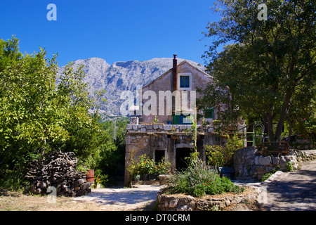 Traditionelle kroatische Haus im alten Dorf von Tucepi an der Makarska Riviera in Dalmatien. Stockfoto