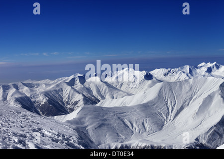 Blick auf Tiefschneehänge und blauer Himmel. Kaukasus, Georgien, Skigebiet Gudauri. Stockfoto