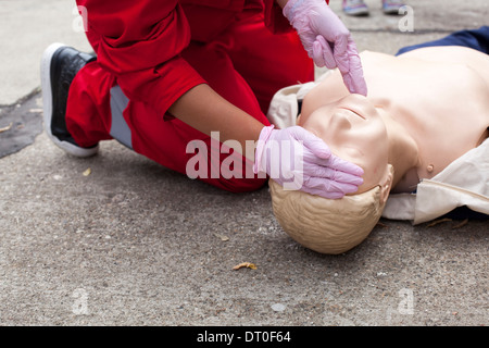CPR-Praktiker Airways an Dummy Prüfung Stockfoto