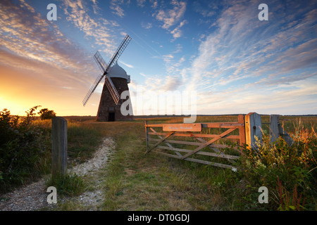 Einen schönen Sommerabend bei Halnaker Mühle. Das Hotel liegt hoch oben auf einem Hügel auf der South Downs National Park Stockfoto