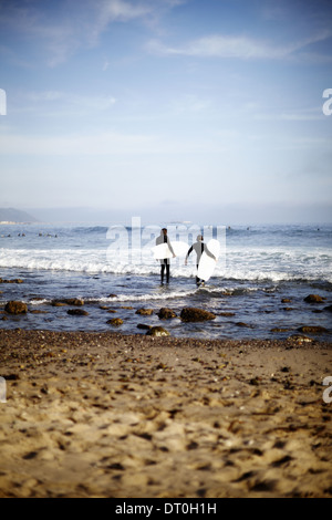 Massachusetts USA zwei Surfer Strand inspizieren die Wellen USA Stockfoto