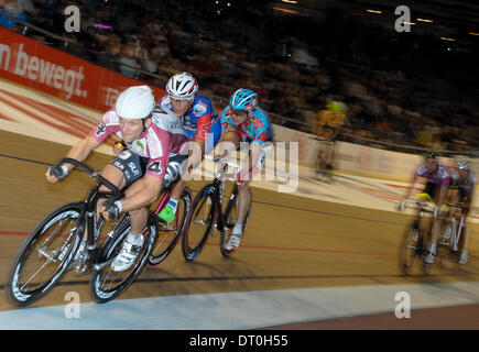 Berlin, Deutschland. 26. Januar 2014. Andreas Müller (L, AUT) führt die Gruppe während der 103. Berliner Sechstagerennen im Velodrom in Berlin, Deutschland, 26. Januar 2014. Foto: OLIVER MEHLIS/Dpa/Alamy Live News Stockfoto