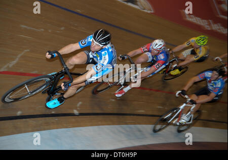 Berlin, Deutschland. 26. Januar 2014. Luke Roberts (AUS) führt die Gruppe während der 103. Berliner Sechstagerennen im Velodrom in Berlin, Deutschland, 26. Januar 2014. Foto: OLIVER MEHLIS/Dpa/Alamy Live News Stockfoto