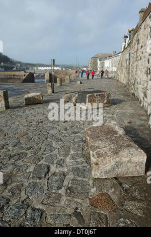 Porthleven, Cornwall, UK. 5. Februar 2014. Der Sturm zog auch riesige Platten von der Hafenmauer. Es scheint kein Ende zu dem stürmischen Wetter mit starkem Wind Prognose für das Wochenende. Bildnachweis: Bob Sharples/Alamy Live-Nachrichten Stockfoto