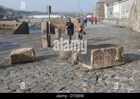 Porthleven, Cornwall, UK. 5. Februar 2014. Der Sturm zog auch riesige Platten von der Hafenmauer. Es scheint kein Ende zu dem stürmischen Wetter mit starkem Wind Prognose für das Wochenende. Bildnachweis: Bob Sharples/Alamy Live-Nachrichten Stockfoto